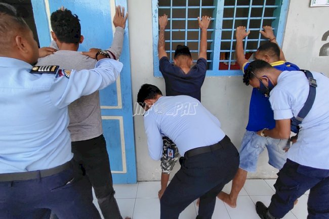 Satops Patnal Rutan Masohi Geledah Kamar Narapidana Narkotika