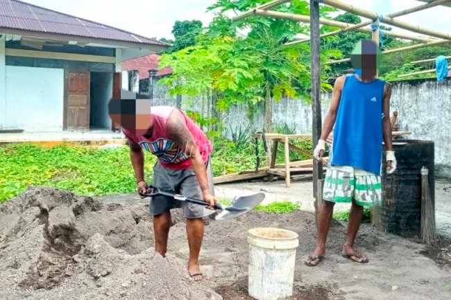 WBP Lapas Banda Naira Terampil Cetak Batako