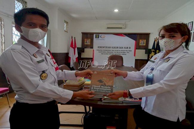 Pustadewikum Terima Bantuan Buku dari PK Ahli Utama Ditjenpas