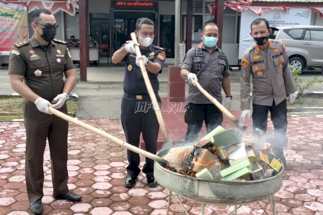 Karutan & APH Sambas Musnahkan Barang Bukti Kejahatan Inkracht