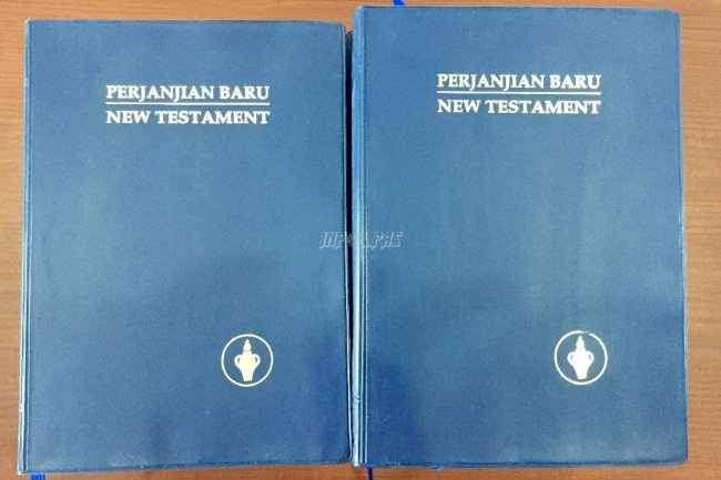 WBP Lapas Saparua Dapat Alkitab Dua Bahasa