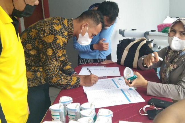 Petugas Bapas Ambon & Lapas Piru Dites Urine