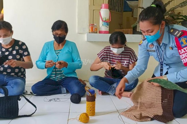 Tak Mau Ketinggalan, WBP Perempuan Lapas Saumlaki Terampil Merajut