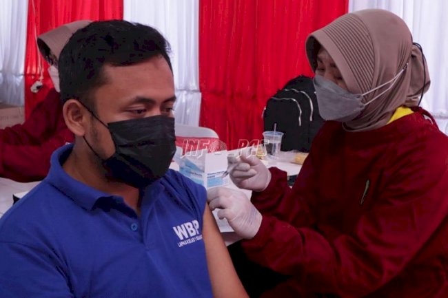 Cegah COVID-19, WBP & Tenaga Kesehatan Lapas Divaksin