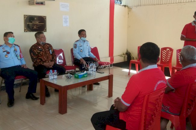 Kunjungi Lapas Tual, Kakanwil Maluku Disambut Nyanyian Merdu WBP