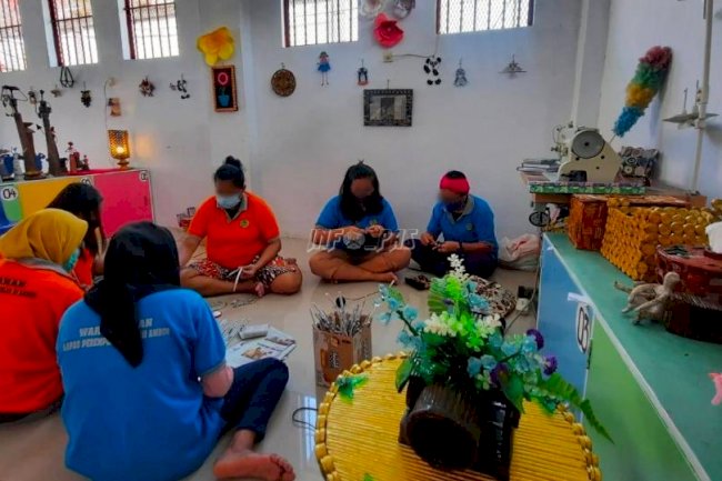 Koran Bekas Jadi Berbagai Kerajinan Tangan di Tangan WBP LPP Ambon