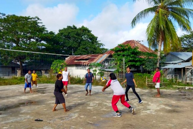 Gunakan Lapangan Polsek Kisar, Petugas dan WBP Lapas Wonreli Semangat Berolahraga