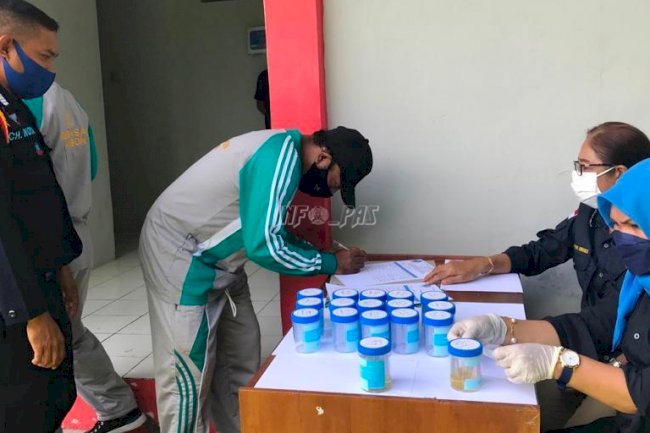 Langkah Serius Berantas Narkoba, WBP dan Petugas Pemasyarakatan Dites Urine