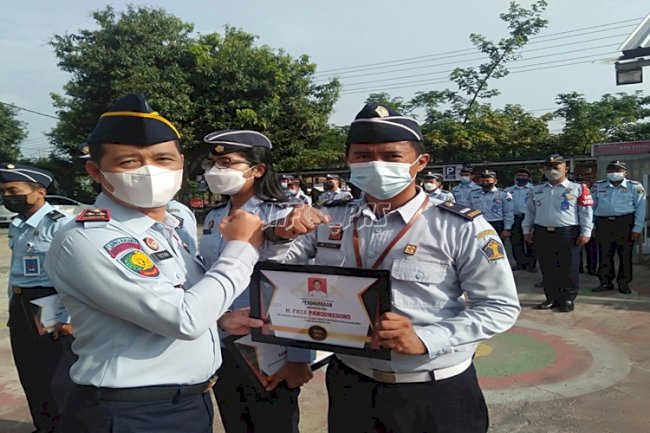 Lapas Kalianda Berikan Penghargaan Petugas Teladan Bulan Agustus 2021