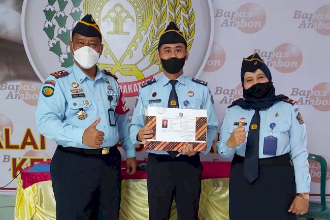 Apresiasi PK Lulusan Terbaik, Plt Kadivpas Serahkan Sertifikat
