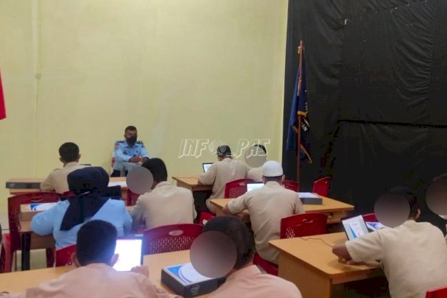 Anak LPKA Ambon Desain Sertifikat dengan Microsoft PowerPoint