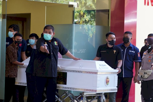 Tim Gabungan Kemenkumham Serahterimakan 2 Jenazah WBP Korban Kebakaran Lapas Tangerang kepada Keluarga