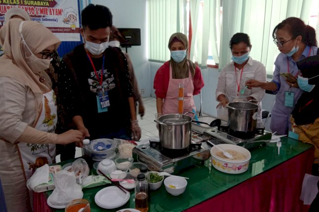 Bapas Surabaya Siapkan Klien Mandiri dengan Pelatihan Pembuatan Mie Ayam dan Bakso