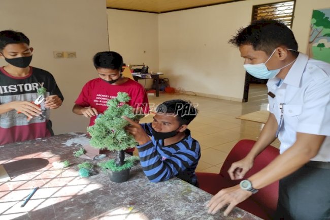Anak LPKA Lombok Tengah Olah Sampah Plastik Jadi Kerajinan 