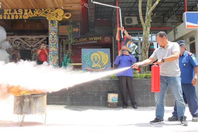 Petugas Lapas Tenggarong Lakukan In House Training Penggunaan APAR & Penanganan Kebakaran