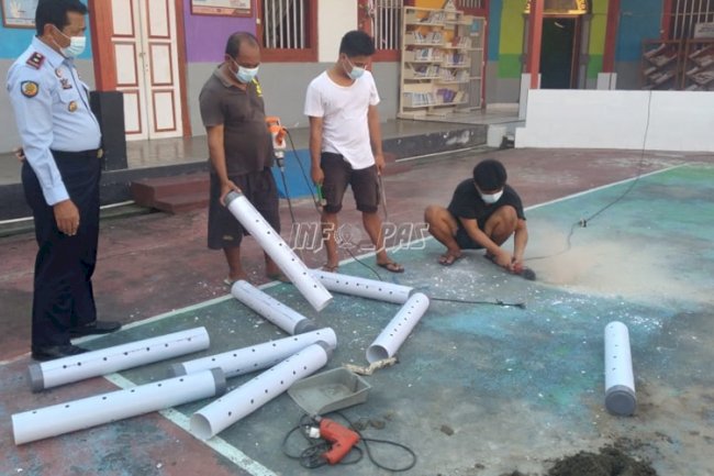 Peduli Lingkungan, WBP Rutan Selayar Buat Resapan Biopori