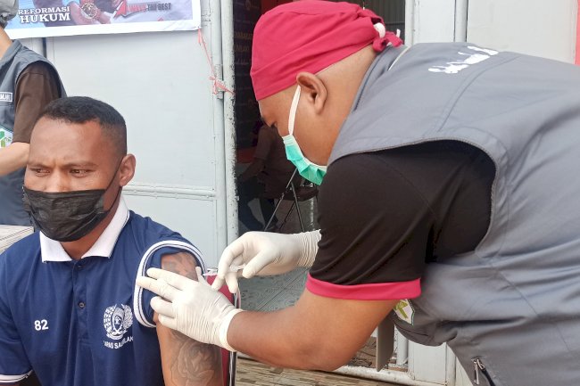 WBP Lapas Saumlaki Ikuti Posbindu dan Vaksinasi COVID-19