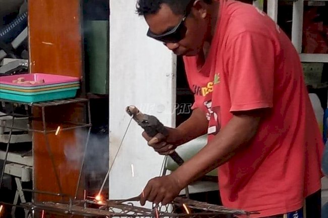 Jalankan Program Pembinaan, WBP Rutan Ambon Buat Rak Piring