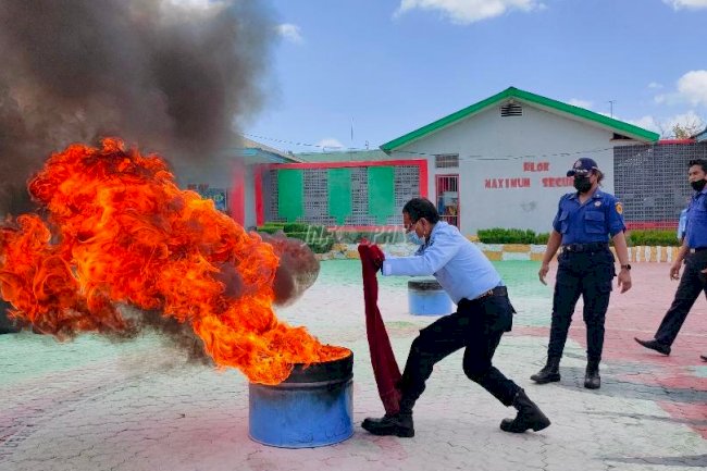 Gandeng Damkar Kota Kupang, Petugas Lapas Kupang Latihan Kendalikan Api