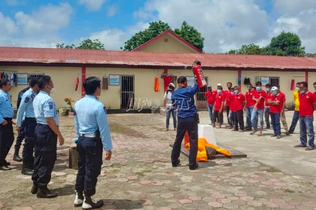 Petugas dan WBP Lapas Tual Dibekali Mitigasi Kebakaran oleh Dinas Damkar