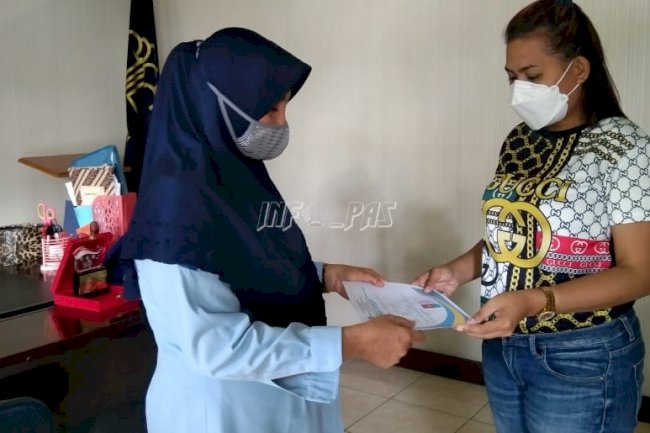 Bimbingan Berakhir, Kabapas Ambon Serahkan Sertifikat bagi Klien