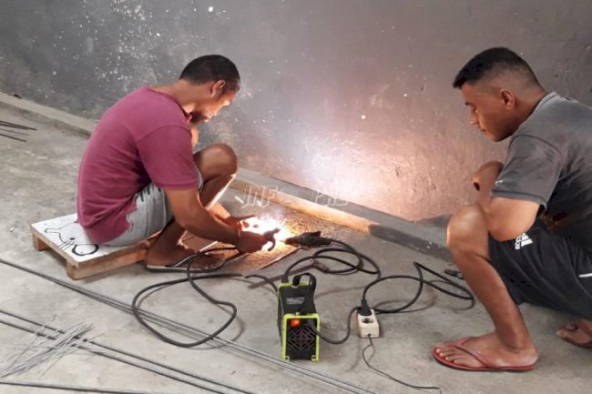 Setelah Dibekali Pelatihan, WBP Lapas Banda Naira Buat Rak Pot Bunga 