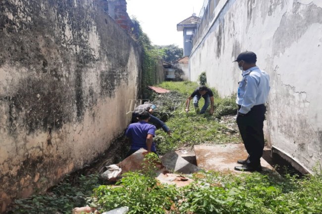Cegah Banjir, Lapas Tuban Normalisasi Drainase Branggang