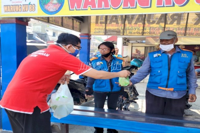 Gerakan Jumat Berkah, Bapas Surabaya Bagikan Sarapan bagi Masyarakat Sekitar