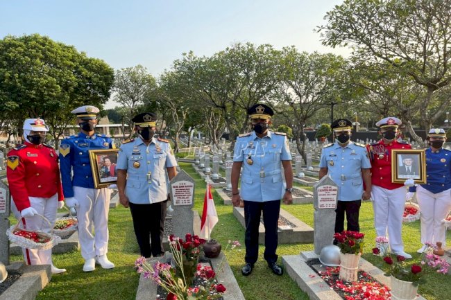 Kenang Jasa Pahlawan, Wamenkumham Tabur Bunga di TMP Kalibata