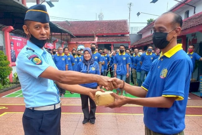 Tutup PORSENAP, Rutan Purbalingga Bagikan Hadiah Pemenang Lomba