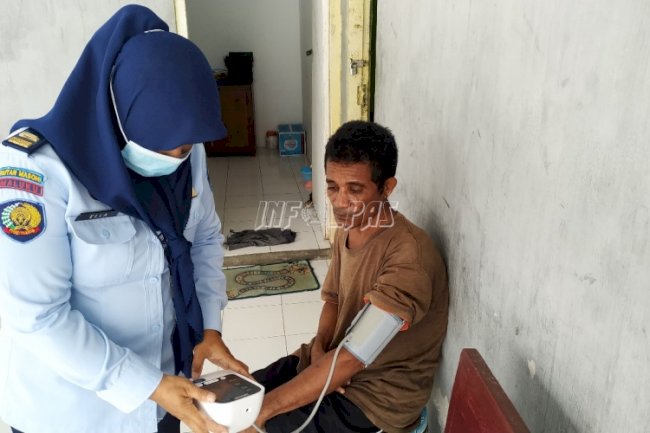 Petugas Medis Rutan Masohi Cek Langsung Kondisi WBP ke Kamar Hunian