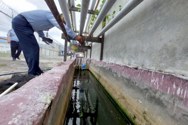Lapas Palangka Raya Ubah Selokan Jadi Kolam Ikan