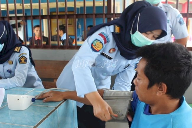 Petugas Kesehatan Lapas Banyuasin Terjun Langsung ke Blok Hunian WBP