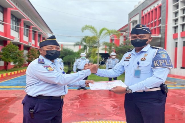 Staf KPLP Narkotika Pamekasan Raih Penghargaan Petugas Teladan