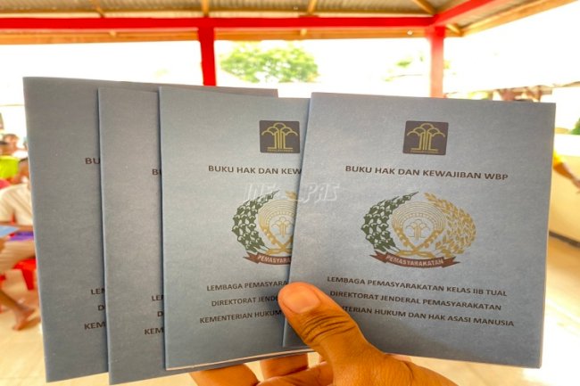 Lapas Tual Bagikan Buku Saku Hak & Kewajiban WBP
