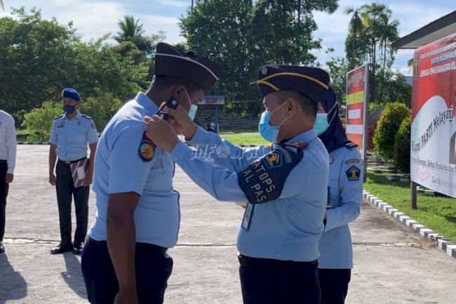 Petugas Lapas Namlea Naik Pangkat & Terima Penghargaan