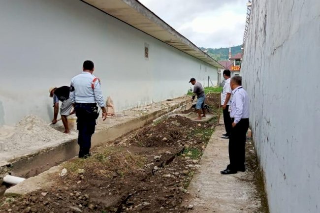 WBP Rutan Ambon Gotong Royong Buat Saluran Drainase