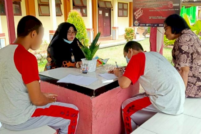 Penuhi Pendidikan Lanjutan, Anak LPKA Ambon Diajarkan Baca Tulis