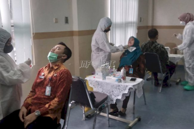 Cegah Penyebaran COVID-19, Petugas LPN Jakarta Lakukan Swab PCR