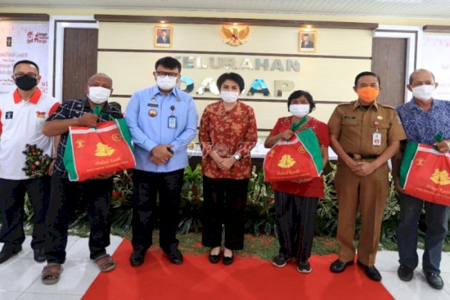 Kemenkumham Berbagi Kasih Melalui Bakti Sosial Peringatan Natal 2021