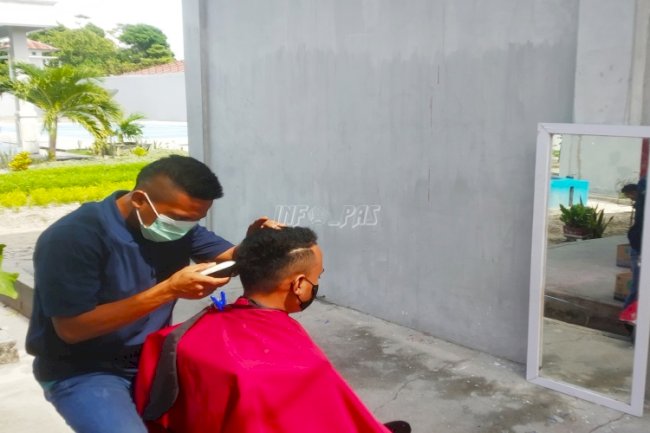 WBP Lapas Namlea Tunjukkan Skill di Bidang Pangkas Rambut