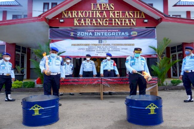 LPN Karang Intan Musnahkan Barang Bukti Hasil Razia