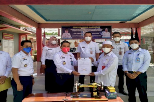 Lapas Way Kanan Terima Hibah Mesin Jahit Dari Bupati