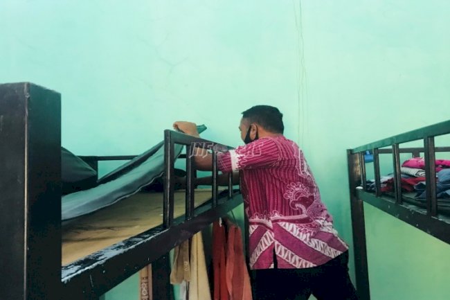 Cegah Gangguan Kamtib, Petugas Pemasyarakatan Bersih-Bersih Blok Hunian