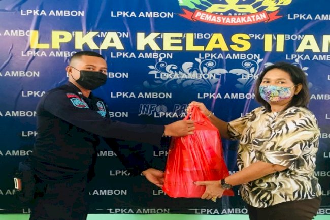 Jelang Natal, Petugas & Anak LPKA Ambon Dapat Bingkisan