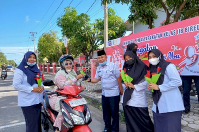  Peringati Hari Ibu, Lapas Bireun Bagikan Bunga ke Pengguna Jalan