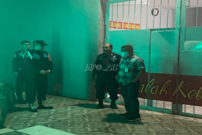 Kakanwil Maluku Pantau Ibadah Malam Natal di Rutan Ambon