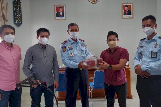 Kedatangan Pengurus Perbasi, Lapas Palangka Raya Terima Bola & Ring Basket