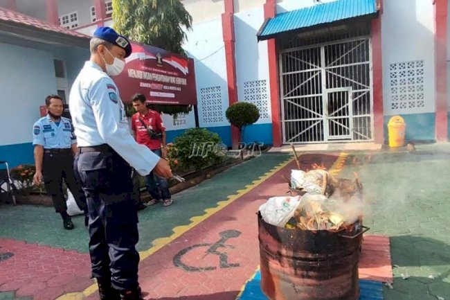 Lapas Palangka Raya Musnahkan Barang Bukti Hasil Razia 
