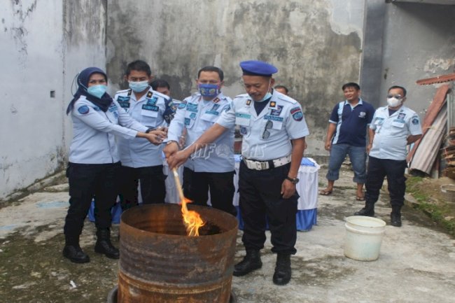 Rutan Kolaka Bakar Barang Terlarang Hasil Razia